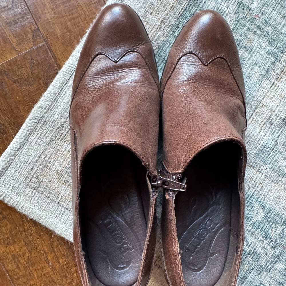 Size 8 Born healed leather shoes